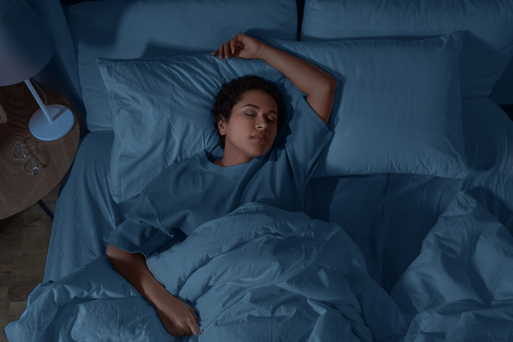 腕を上げて寝る人の心理背景・変わった寝方の意味や性格の共通点も解説！
