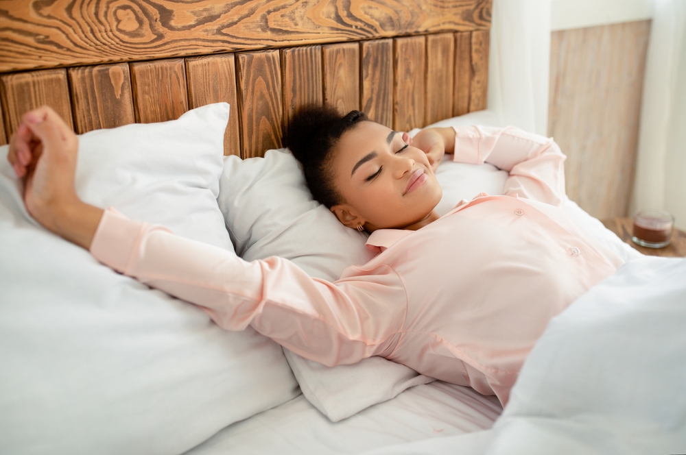 腕を上げて寝る人の心理背景・変わった寝方の意味や性格の共通点も解説！