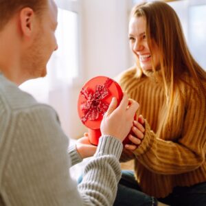 バレンタインで本命か聞く人の心理とは？チョコをもらった人のリアクションでわかること