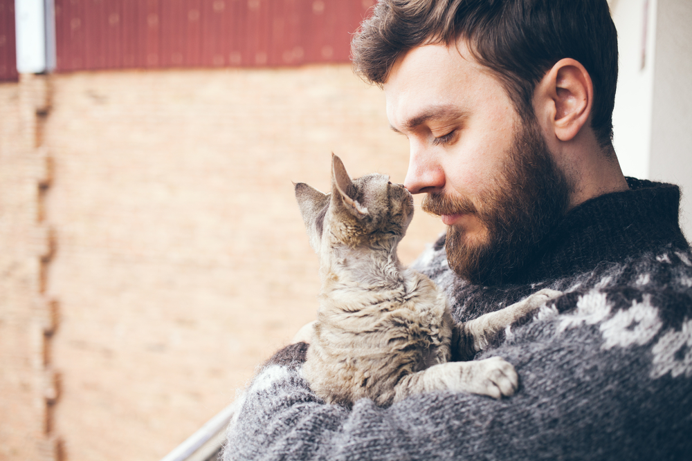 猫を飼う男性の心理は癒しがマックス状態？性格や恋愛傾向を徹底解説