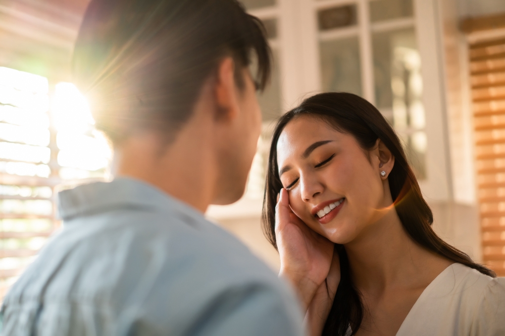 目配せする心理になるのは恋愛感情があるから？真意を知ると距離が縮まる！