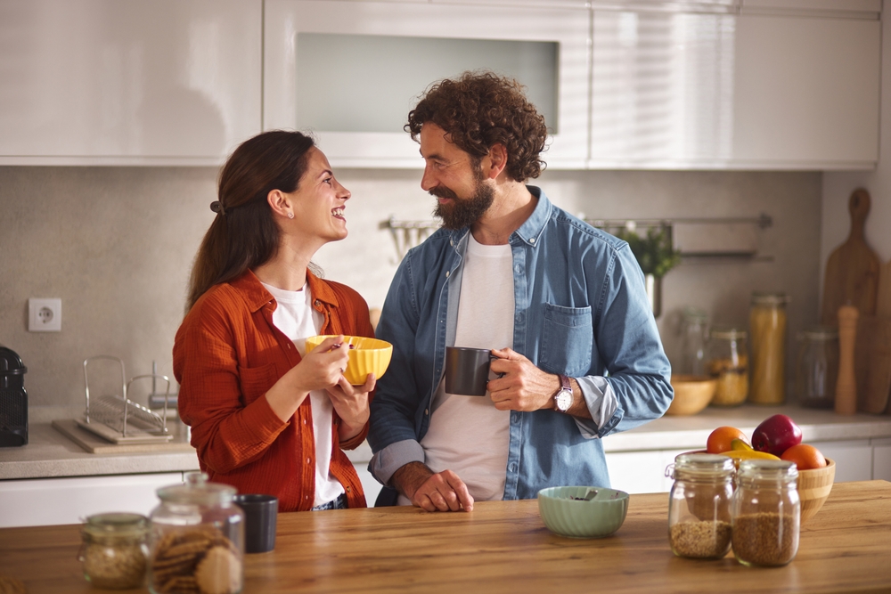 目配せする心理になるのは恋愛感情があるから？真意を知ると距離が縮まる！