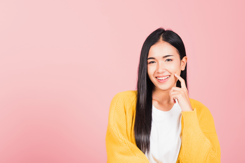 爪を噛む心理になる理由とは？行動により現在の自分の気持ちが分かることも！ （爪を噛む　心理） 爪を噛む心理になるのは、様々な理由があります。その理由について知ることで、現在の自分の状況についても理解することができるでしょう。 では今回は、爪を噛む心理になる理由について詳しくお伝えしていきますので、今後の行動の仕方に役立てていただけると幸いです。 爪を噛む心理になる理由 爪を噛む行動は、単なる癖ではなく、主にストレスや不安といった内面的な感情を処理しようとする行動であり、心理的な要因が強く関係しています。では、こちらの内容から詳しくご説明していきましょう。 不安や緊張の緩和 試験、仕事のプレッシャー、人間関係の悩みなど、何らかの不安や緊張を感じている時、「爪を噛む」という反復的な動作を行うことがあります。これにより、一時的に意識を不安から逸らし、気持ちを落ち着かせようとしているのでしょう。 退屈や刺激不足 特に意識を集中しているものがない、退屈な時間（テレビを見ている時、待ち時間など）に、刺激を求めるために無意識に爪を噛むことがあります。これは、指先への刺激が一時的な満足感をもたらすためでしょう。 フラストレーションの発散 自分の思い通りにならないことがある時や、不満を外部に表現できない時、自分自身に向かってエネルギーを発散させる形で爪を噛む行動が現れます。やり場のない苛立ちやストレスを発散させている状態でしょう。 自己懲罰的な行動 自分のミスや失敗、不完全さに対して、自分を罰したいという無意識の心理が働くことがあります。爪を傷つけることで、内なる罪悪感や不満を処理しようとする場合もあるでしょう。 不完全なものを整えたい欲求 爪の形や端のわずかな不揃いが気になり、それを「完璧に整えたい」という強い衝動に駆られます。これは、完璧主義の傾向がある人によく見られるでしょう。 口による自己鎮静 幼少期に指しゃぶりをしていた人が、成長と共にそれが「爪噛み」に形を変えることがあります。 口に何かを入れる行為は、安心感や安堵感をもたらす、最も原始的な自己鎮静行動のひとつでしょう。 無意識の習慣 長期間にわたり爪を噛み続けていると、ストレスがなくても無意識の習慣として定着してしまいます。このため思考や意志とは無関係に、指が口元へ運ばれるようになります。 爪を噛む心理になる人の特徴 爪を噛む行動は、特定の性格や心理的傾向を持つ人に現れやすいとされています。これらの特徴は、主に不安やストレスに対する反応の仕方、そして自己に対する評価に関係しているでしょう。 精神的・感情的な特徴 爪を噛む心理になる人は、心配性・神経質な傾向があります。些細なことでも過度に心配したり、物事を深く考えすぎたりする傾向があり、常に潜在的な不安や緊張を抱えているでしょう。 感情のコントロールが苦手 感情のコントロールを苦手としているのも、爪を噛む心理になる人の特徴です。怒り、不満、緊張などのネガティブな感情を適切に言葉や行動で処理できず、そのエネルギーを無意識に自分の体へ向けて発散しようとします。 不満耐性が低い 自分の思い通りにならない状況や、不確実な状態に直面した時に、強いストレスを感じることも。そのストレスをすぐに解消したい衝動に駆られ、爪を噛む心理になる人もいるでしょう。 完璧主義 些細なミスや不完全な状態を許容できない人もいます。爪のわずかなささくれや不揃いが気になり、「整えたい」「直したい」という強い衝動に駆られることもあるでしょう。 自己批判的 自分のミスや失敗に対して、他人よりも厳しく自分を責める傾向があります。爪を噛む行為が、無意識の「自己懲罰」として機能している場合があるでしょう。 衝動性が高い 感情が湧き上がった際に、その衝動的な行動を理性で抑制するのが苦手な傾向があります。爪を噛むことも、無意識の衝動的な行動として現れているでしょう。 退屈に弱い 何もしていない状態、何かに集中していない状態（待ち時間、会議中、テレビ視聴中など）で退屈を感じやすい人は、刺激を求めて爪を噛む行動に出やすいです。このタイプの人は、集中力が持続しにくい傾向もあるでしょう。 口唇期の癖が残っている 幼少時代の癖が未だに残っているというケースもあります。幼少期に指しゃぶりをしていた経験がある人は、口に何かを入れるという行為が安心感をもたらす自己鎮静行動として、爪噛みに移行しているケースが多く見られるでしょう。 習慣の無意識化 長年爪を噛んでいる人は、それが「癖」として完全に無意識の領域に入ってしまっています。このため自分がいつ噛んでいるかを自覚できていないことが多く、意識的な制御がとても難しくなっている状態でしょう。 爪を噛む心理になった時の理想的な行動 爪を噛む心理になった時の理想的な行動は、無意識の行動を意識化し、その要因を特定したうえで代替行動に切り替えることです。 爪噛みは、ストレスや不安を処理する代償行動なので、原因を根本的に解決しつつ、物理的な行動パターンを修正する必要があるでしょう。では、理想的な行動の仕方について詳しくお伝えしていきましょう。 衝動を意識化する（認識フェーズ） まず、無意識に行っている爪噛みを、意識的な行動に変えることが最優先です。「いつ」「どんな時」に噛んでいるかを記録しましょう。 爪を噛みたくなった瞬間や実際に噛んだ時、「何をしている時だったか（仕事でメールのチェック中、テレビを見ている時、会議の待ち時間など）」「その時どう感じていたか（イライラ、退屈、不安）」を小さなメモやスマホに記録します。これにより、爪噛みの要因となっている感情や状況が明確になるでしょう。 物理的なバリアを設ける 爪に苦いマニキュア（噛み癖防止用）を塗る、絆創膏を貼る、手袋をするなど、物理的に口元へ持っていくことを防ぐ措置を講じます。 これにより、指が口元へ運ばれた瞬間に「今から噛もうとしている」と意識が強制的に戻るでしょう。 爪噛みをしようとした衝動を感じたら、すぐに別の行動に切り替えることで、脳の回路を修正できる可能性があります。 手を握りしめる・ストレッチをする 爪を噛みたくなったら、すぐに指を口元から離し、代わりに手を強く数秒間握りしめたり、指を組んでストレッチしたりします。これらは、爪噛みから発生するエネルギーを他の筋肉に逃がすための行動です。 他の物を触る ポケットの中にストレスボール、小さな石、ペン、ハンドスピナーなど、指先で触って感覚を満たせる代替品を入れておきます。爪噛みの代わりにそれを触ったり、回したりして、指先への注意をそらすことができるでしょう。 水を飲む・ガムを噛む 口唇部の欲求を満たすために、代わりに冷たい水を一口飲んだり、無糖のガムや飴を口に入れたりします。これにより、口元の行動を爪噛みからより建設的な行動に置き換えることができるでしょう。 根本的な不安・ストレスに対処する（原因解決フェーズ） 爪噛みの要因となっている感情や状況を解決することが、再発を防ぐ鍵です。そのためには、リラックスできる習慣を取り入れてみましょう。 爪噛みの要因が「不安」や「緊張」であることが分かったら、意識的に深呼吸、軽い瞑想、短い散歩など、リラックスできる習慣を日常に取り入れます。 ストレスの要因から距離を置く 要因が特定の状況（苦手な上司との会議、退屈な講義）であれば、その状況にいる時間を減らす、あるいは状況に対処するための具体的なスキル（会議前に準備を徹底するなど）を身につける努力をします。 小さな成功体験を積み重ねる 爪噛みを我慢できた日や、爪が少し伸びたことを積極的に褒めて記録します。目に見える変化は、自己肯定感を高め、行動修正の大きなモチベーションになるでしょう。 爪を噛む心理になる理由には複雑な感情が絡んでいることも 爪を噛む心理を理解すると、現在の自分の気持ちを整理できる場合があります。現状を受け入れるようにすると、今後は今よりも気持ちが楽になりやすいでしょう。