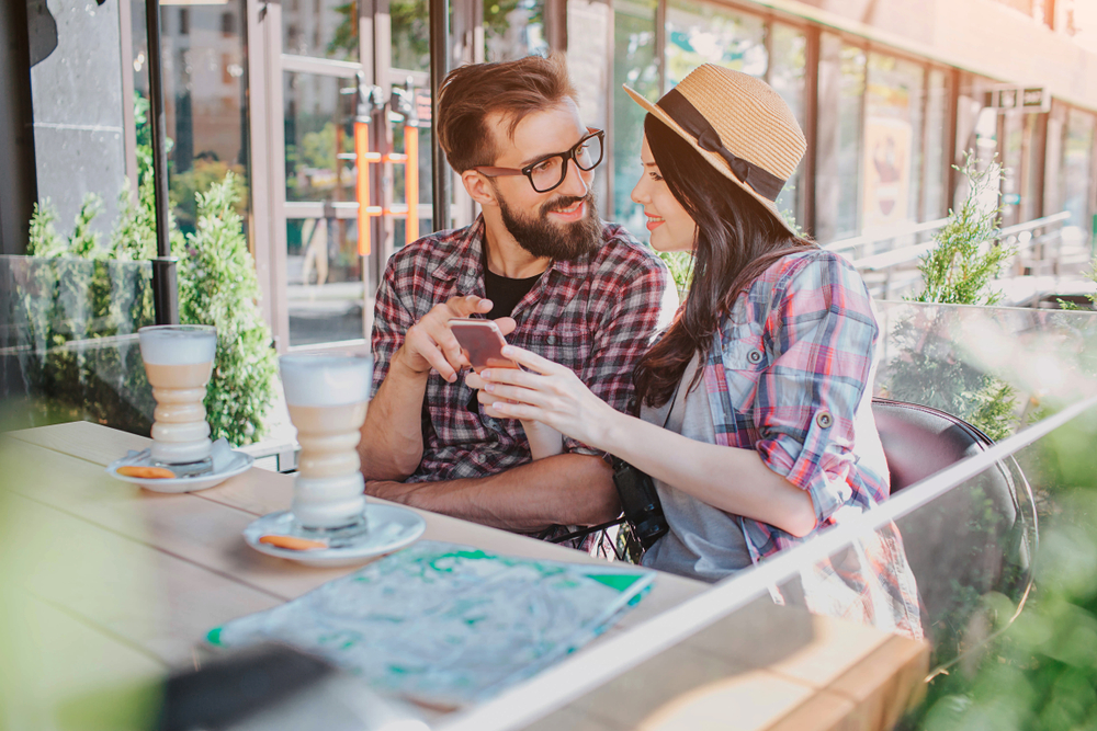 携帯を覗いてくる男性の心理が気になる！本音が分かると距離が縮まりやすい！