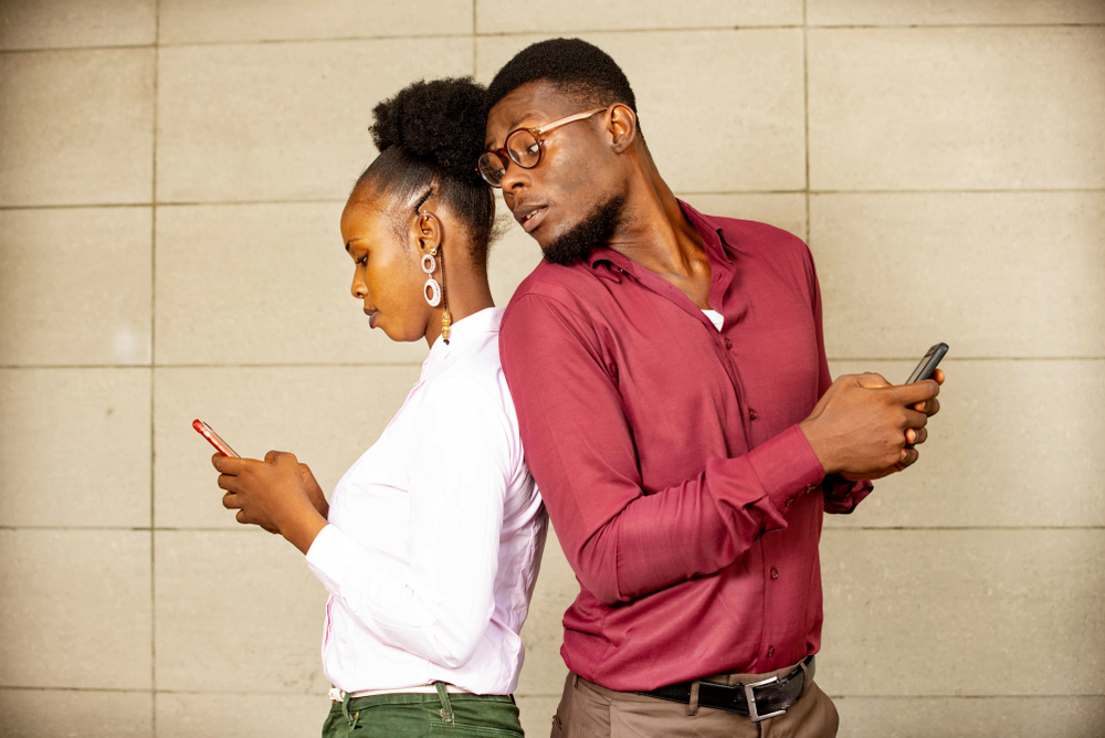 携帯を覗いてくる男性の心理が気になる！本音が分かると距離が縮まりやすい！