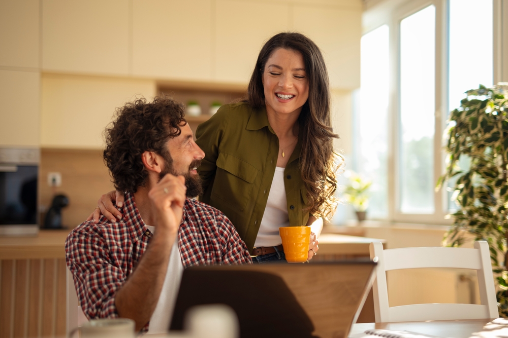 ぎこちない笑顔になる人の心理は案外分かりやすい！