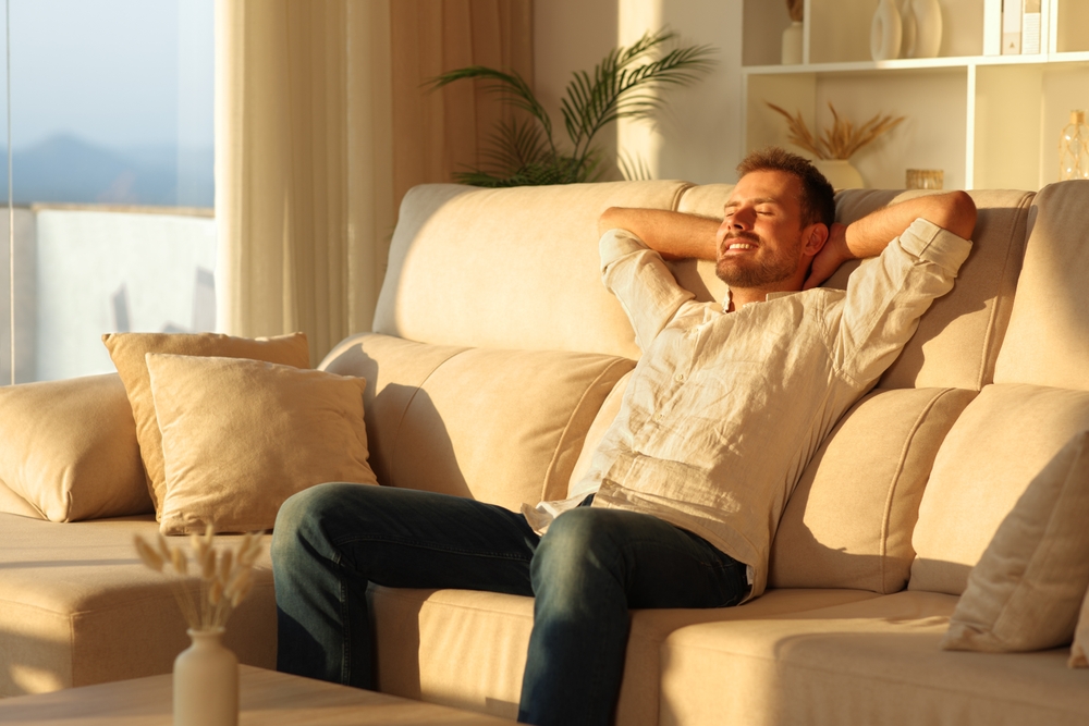 携帯を覗いてくる男性の心理が気になる！本音が分かると距離が縮まりやすい！