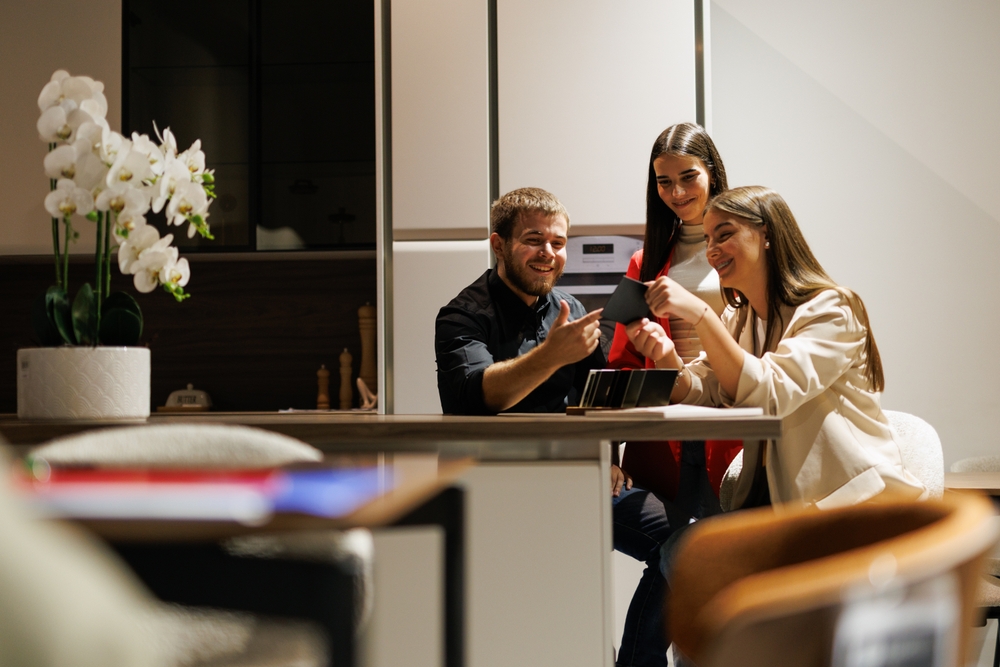 ぎこちない笑顔になる人の心理は案外分かりやすい！